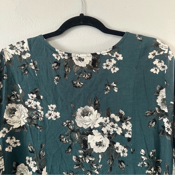 Torrid Fit And Flare Stretch Challis Button-Up Top Floral Size 3 - Picture 4 of 8